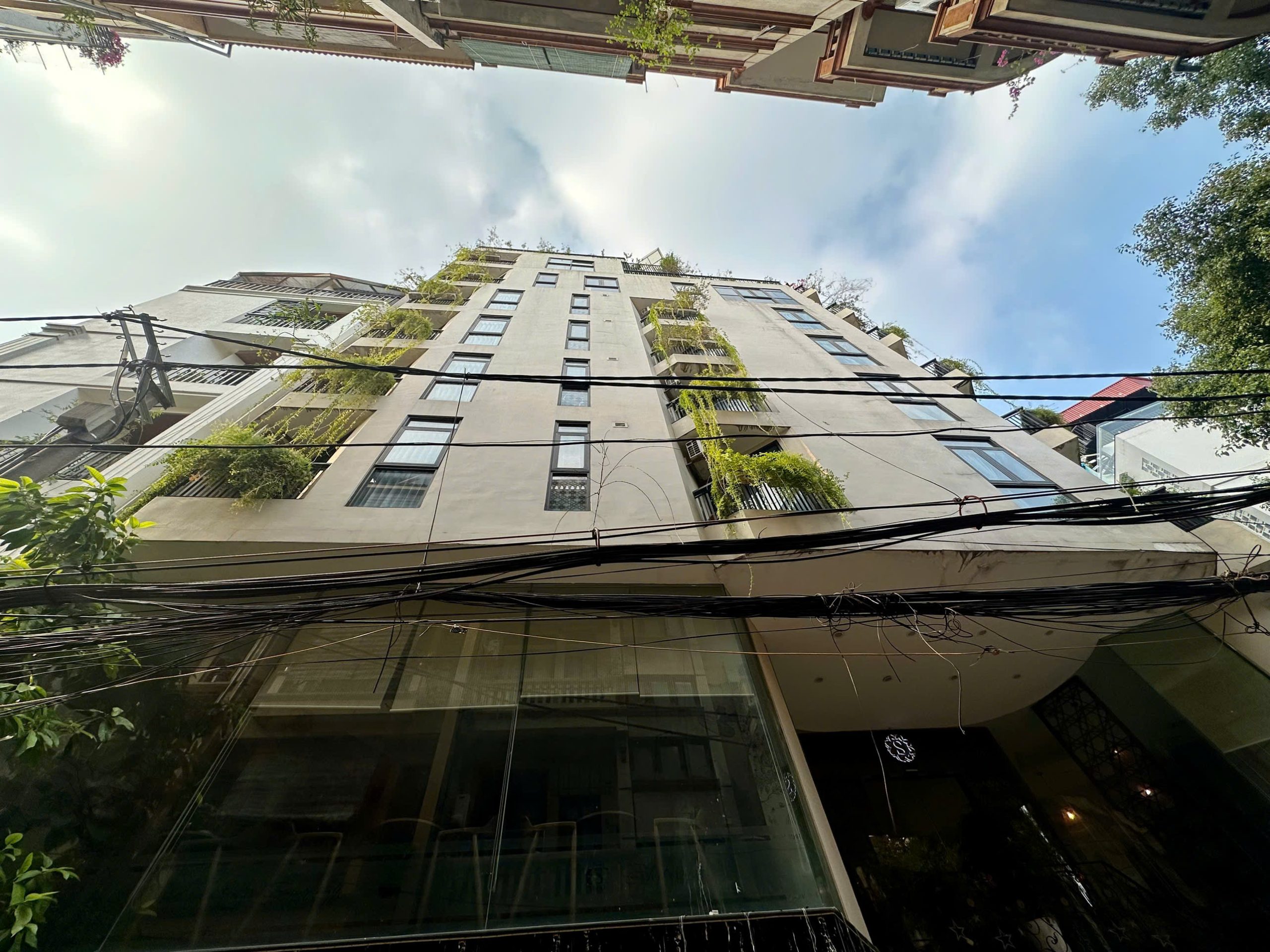 (Tin thật 100%) Bán Apartment lô góc 131m2 tại Hoàng Cầu - Ô tô vào nhà - Dòng tiền 2,4 tỷ/năm