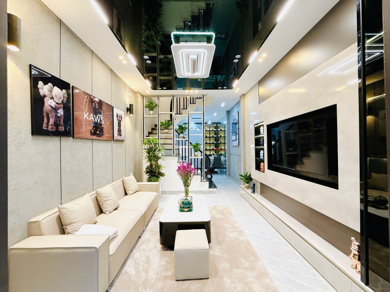 Bán nhà Mặt phố Cự Lộc Thanh Xuân 40 m 6 tầng thang máy nhà đẹp ở ngay Roayal City - hơn 12 tỷ lh 0817606560