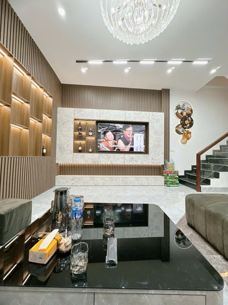 SIÊU PHẨM NHÀ ĐẸP NGUYỄN VĂN CỪ LONG BIÊN 6 TẦNG THANG MÁY HIỆN ĐẠI – ĐẲNG CẤP SANG TRỌNG Ô TÔ ĐỖ CỬA. DT: 42M2 X 6