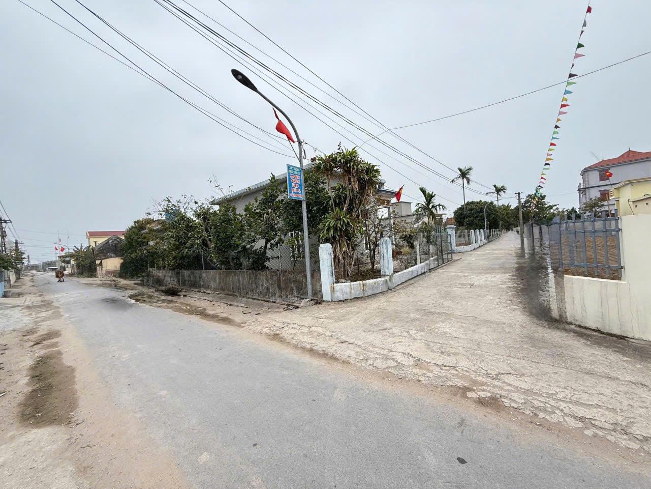 Cần bán nhanh lô đất 100m2 tại xã Giao Phong, mặt tiền 5m, thế đất vuông vắn. Đường thông các ngả, ô tô tránh, xung