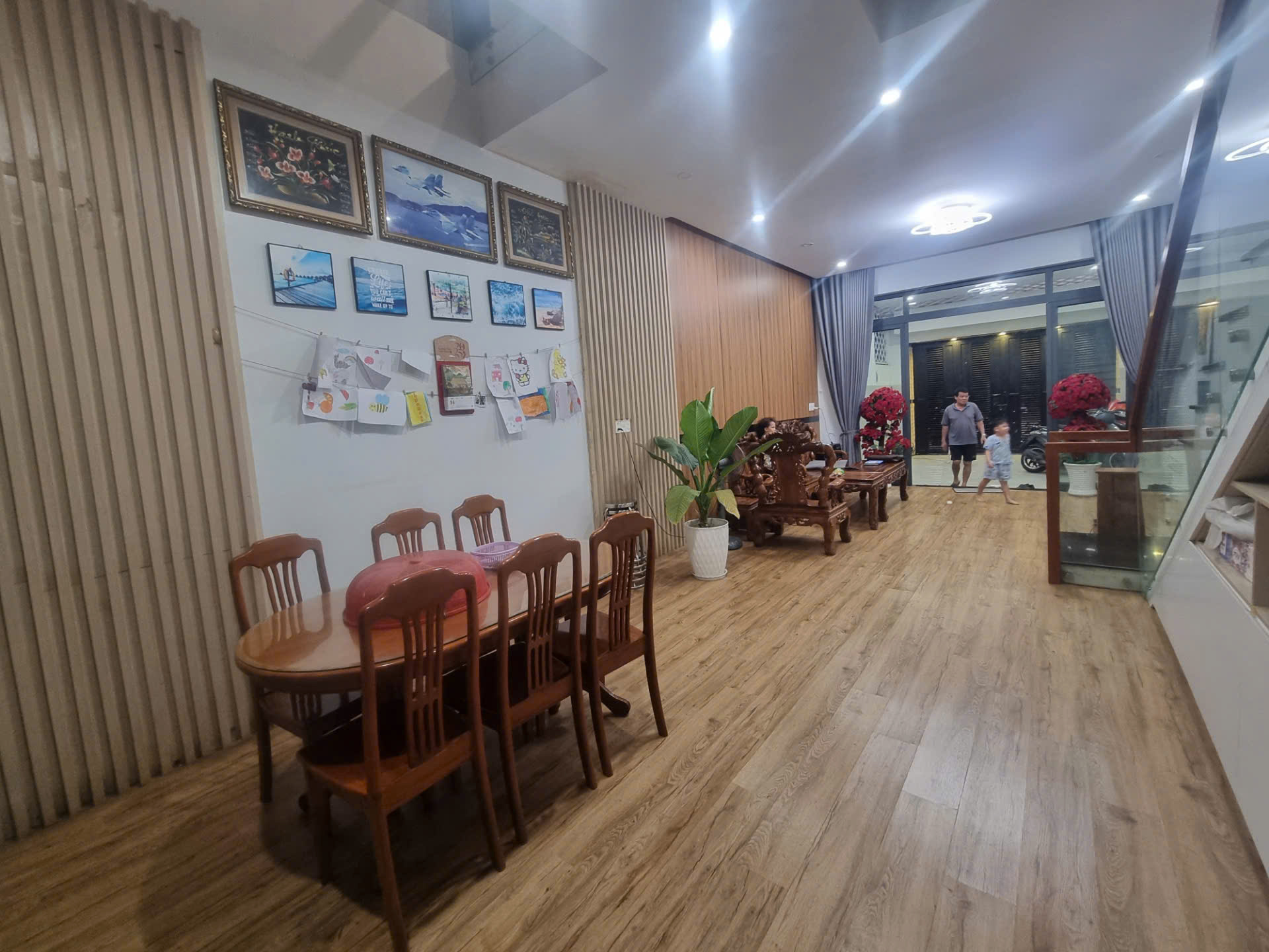 Bán nhà mặt phố Q.9, 112m², 4 tầng, 5PN, 13.9 tỷ, sổ hồng