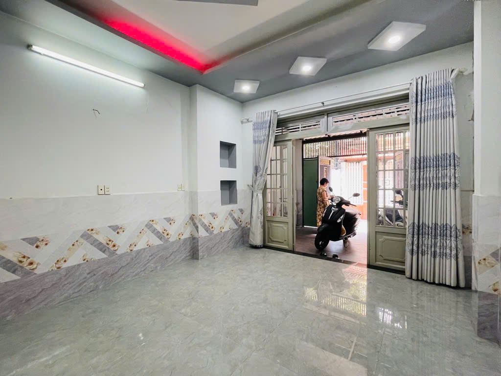 Bán nhà MẶT TIỀN giá trong hẻm-xe hơi vào nhà-ngay chợ Gò Vấp-khu VIP phường 4 chỉ 6tỷ hơn