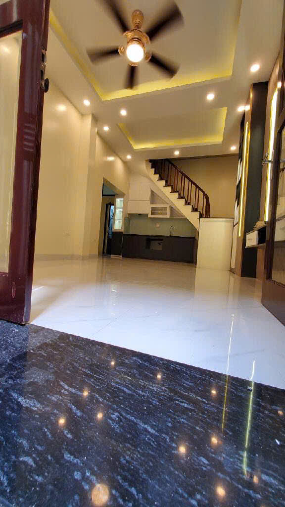 TÔN ĐỨC THẮNG 36 M, 3 TÂNG, 3 NGỦ, 2 WC, NHÀ CHẮC CHẮN KIÊN CỐ, THOÁNG SÁNG, GIẾNG TRỜI VƯỢNG KHÍ. CHỈ 5,5 .SỔ ĐỎ CC,