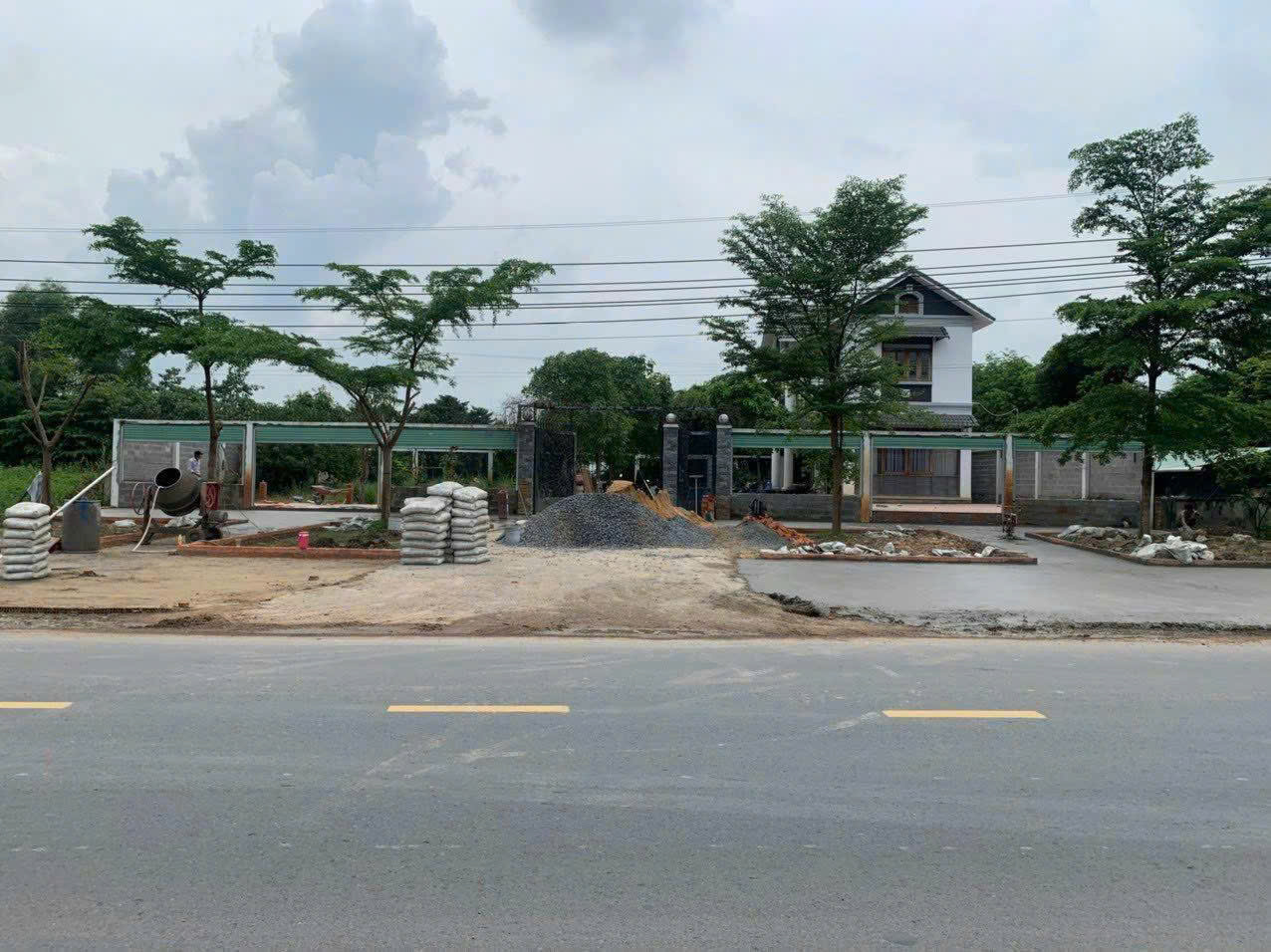 Gấp Bán Biệt Thự (32x40) mặt tiền Tỉnh Lộ 15, Tân Thạnh Đông, Củ Chi (Giáp Hóc Môn)
