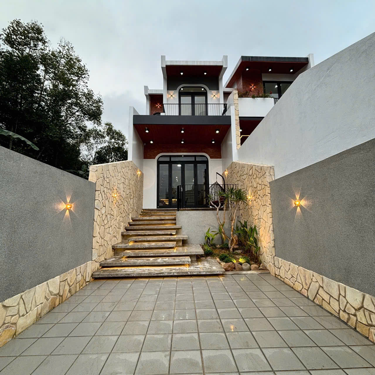 MỞ BÁN VILLA TỰA NÚI, FULL NỘI THẤT, MẶT TIỀN KIỆT 62 THANH HẢI THÔNG RA QUẢNG TẾ.