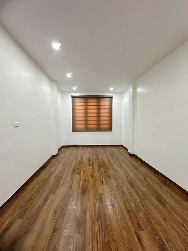 NHÀ MỚI ĐẸP KHÁCH CHỈ VIỆC XÁCH VALI VỀ Ở Ngõ Thịnh Hào 30m2,X 5 tầng,mặt tiền 3.5m, 6.25 tỷ.