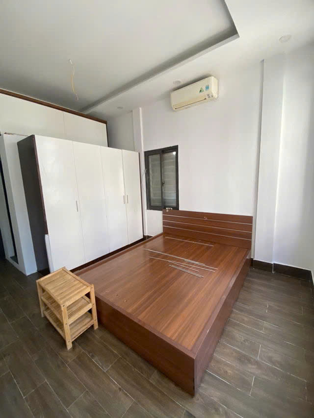 NHÀ MẶT PHỐ Bồ Đề- Long Biên 28 m2, X 4 tầng, mặt tiền 3.5m, 6.5 tỷ.