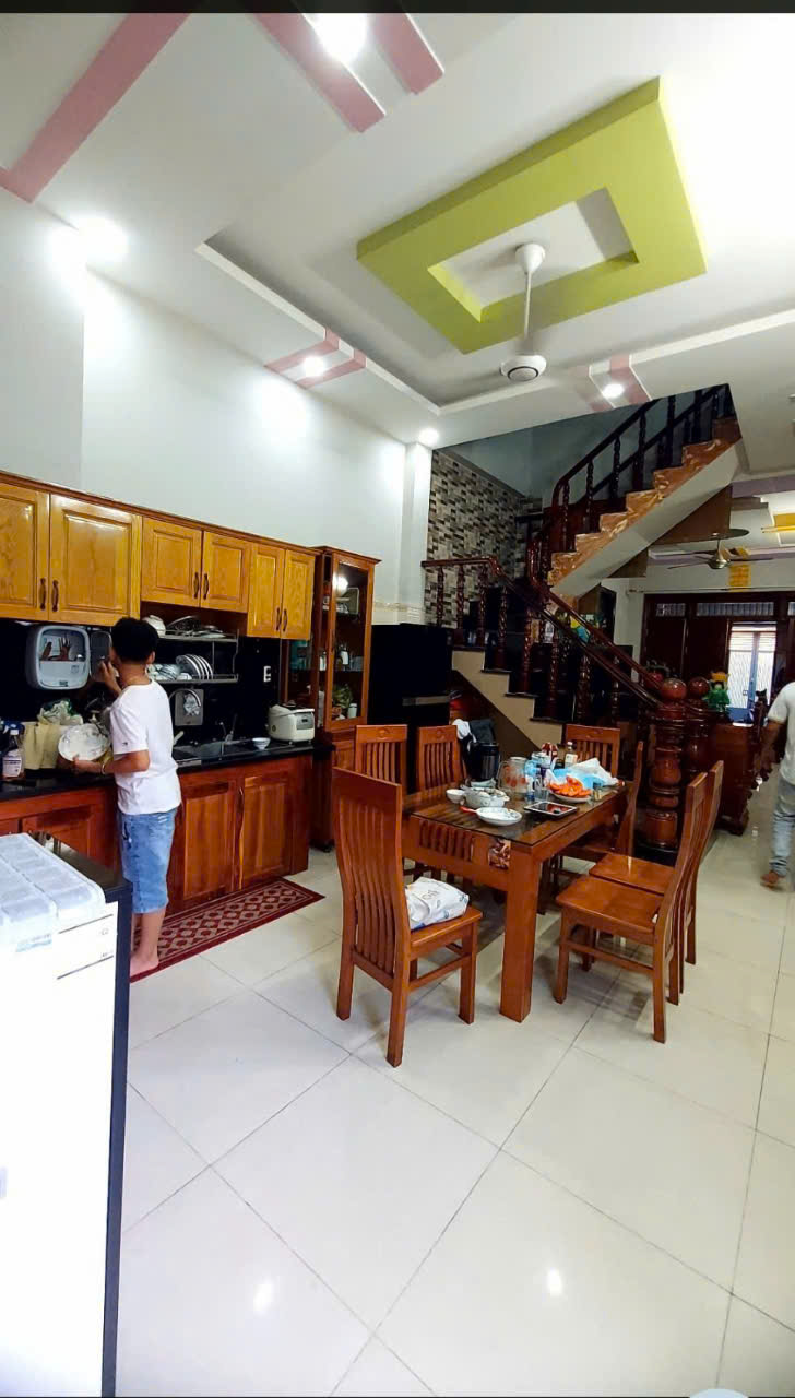 Bán nhà 3 Tầng Lầu MẶT TIỀN kinh doanh giá cực kì rẻ,gần chợ Tân Long