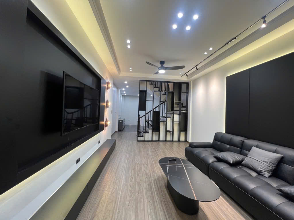 BÁN NHÀ TRUNG TÂM NGỌC LÂM LONG BIÊN– VỊ TRÍ VÀNG KHÓ TÌM DIỆN TÍCH: 50M² x 5 TẦNG - GIÁ: 11.3 TỶ CỰC HỢP LÝ CHO VỊ