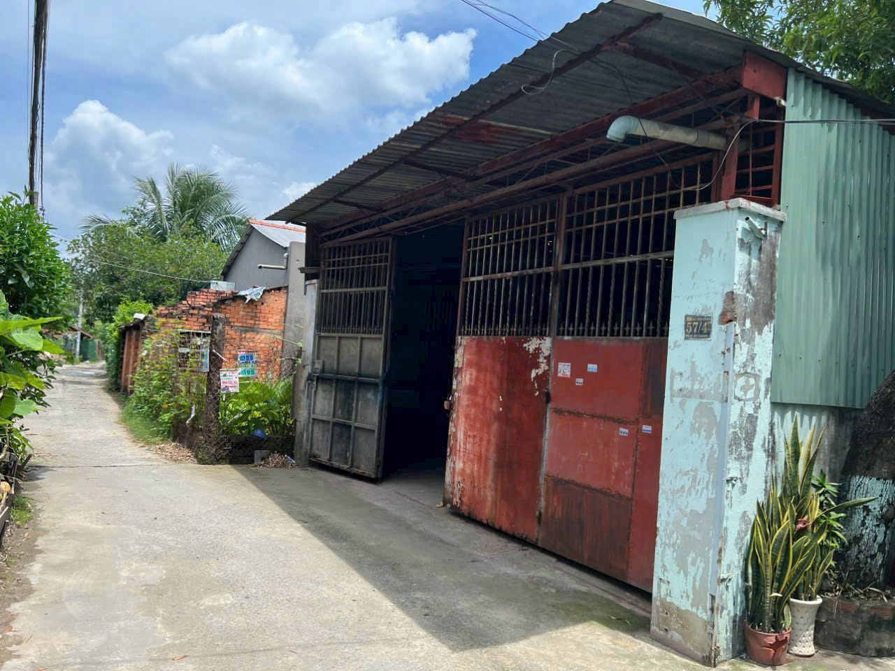 Nhà kho hơn 300m2 - Giá : 6.5 Tỷ (~20triệu/m2) 1/ Đường xe hơi Tân Xuân 1, Hóc Môn