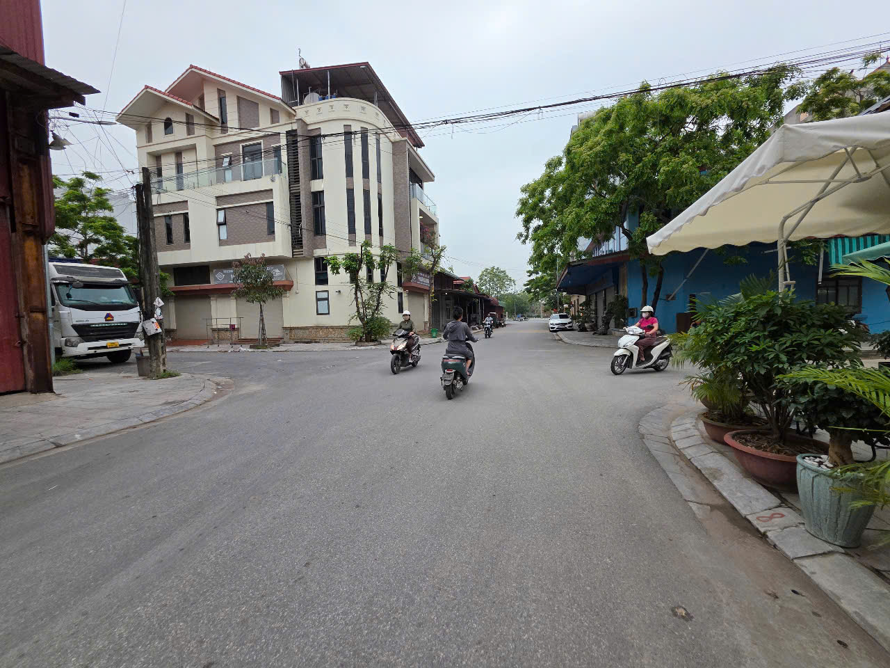 Diện tích: 85 m2 mt 5 mét giá 4 tỷ Pháp lý: Sổ đỏ chính chủ, sang tên nhanh chóng Loại đất: Đất ở đô thị, sử dụng