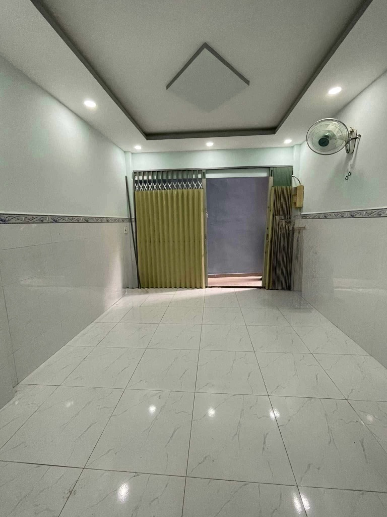 Bán nhà Hồng Lạc, ngay Lạc Long Quân, trung tâm Tân Bình, 24m2 - 2 tầng, chỉ hơn 2 tỷ.