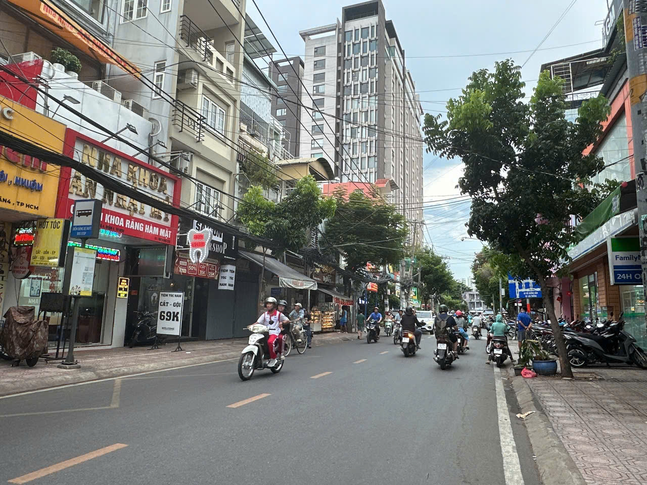 Nhà phố HIẾM Q.4 hẻm 8m Khánh Hội DTS 130m2 ngang 4m vị trí đẹp sát vách Q1 chỉ 12.5 tỷ.