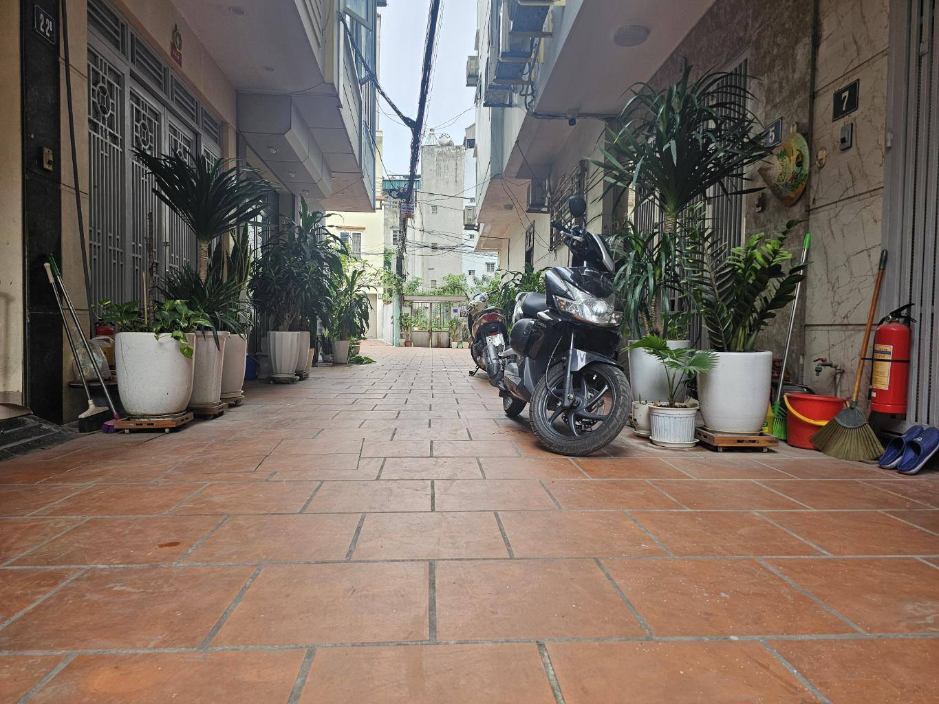 Phải thật nhanh !!! Nhà gần hồ 2 bồ đề 30m x 5T. Mặt tiền đẹp. Trước nhà 5m. Oto đỗ cửa. LH 0936123469