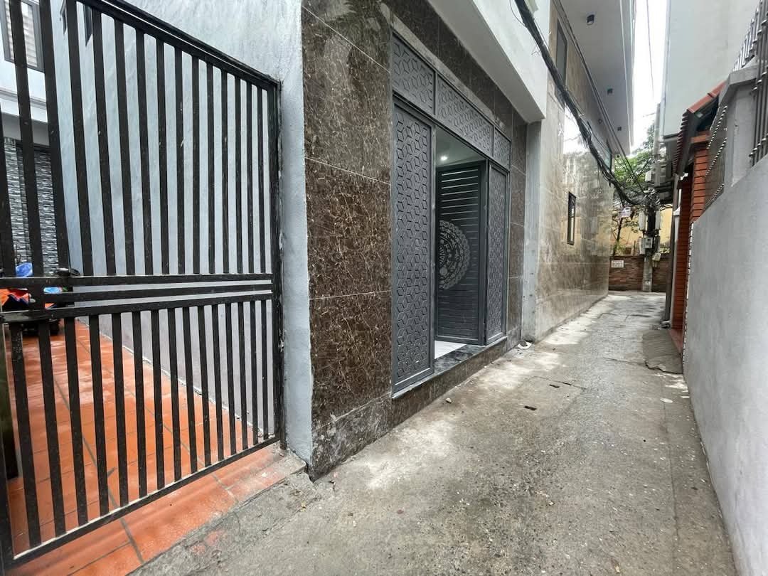 Bán Gấp Nhà NGUYỄN VĂN CỪ-LONG BIÊN 36m 5 Tầng Mặt Tiền 4.2m Chỉ 6.2 Tỷ Gần Mặt Phố