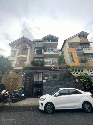 Bán nhà mặt tiền Hoa Hồng, P. 2, Q Phú Nhuận, DTCN 50m2m, 3 tầng, giá 19 tỷ.
