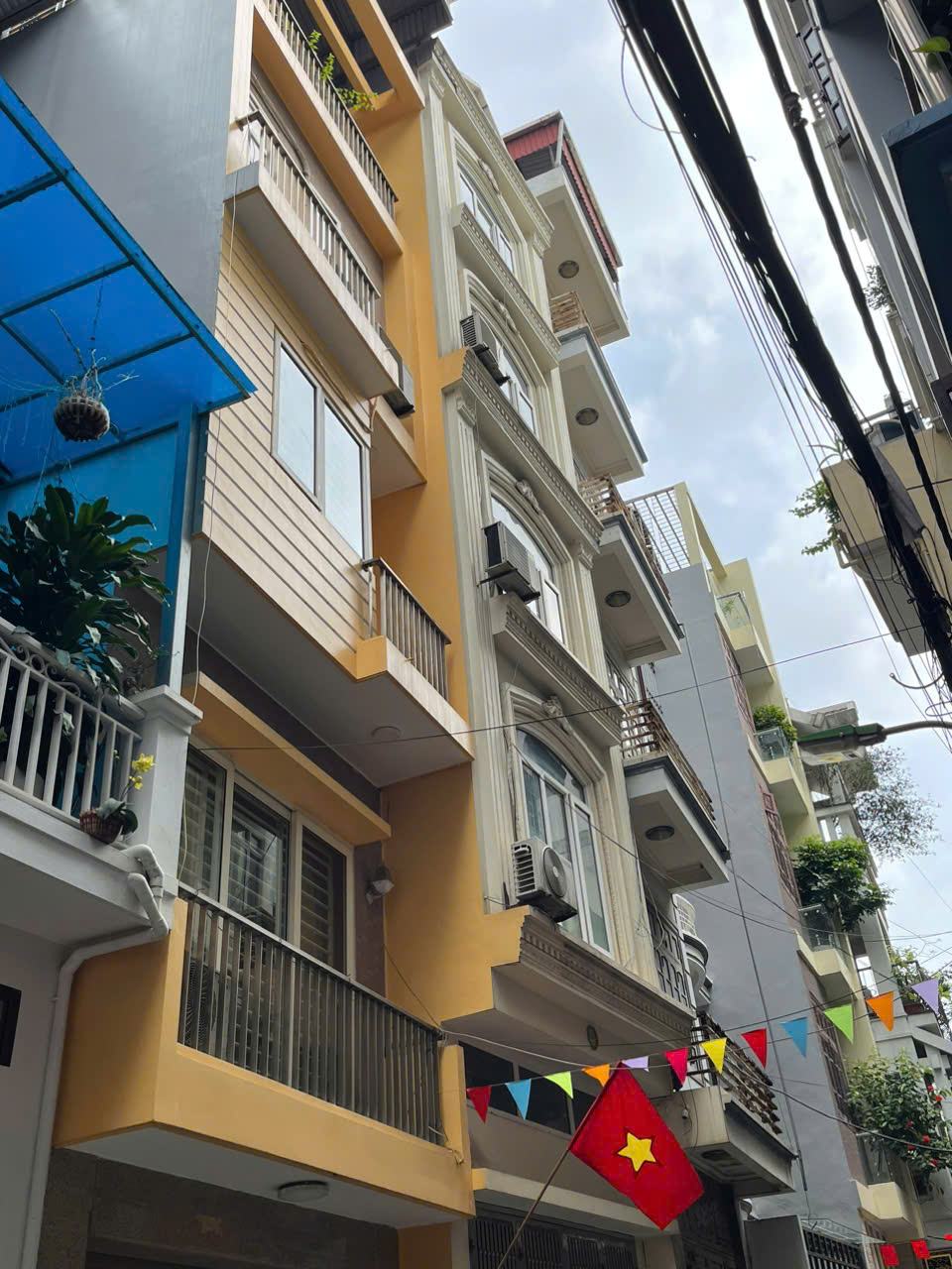 PHÂN KHÚC HƠN 10 TỶ TT CẦU GIẤY - Ô TÔ CHẠY QUA NHÀ – 42M X 6 TẦNG – THANG MÁY