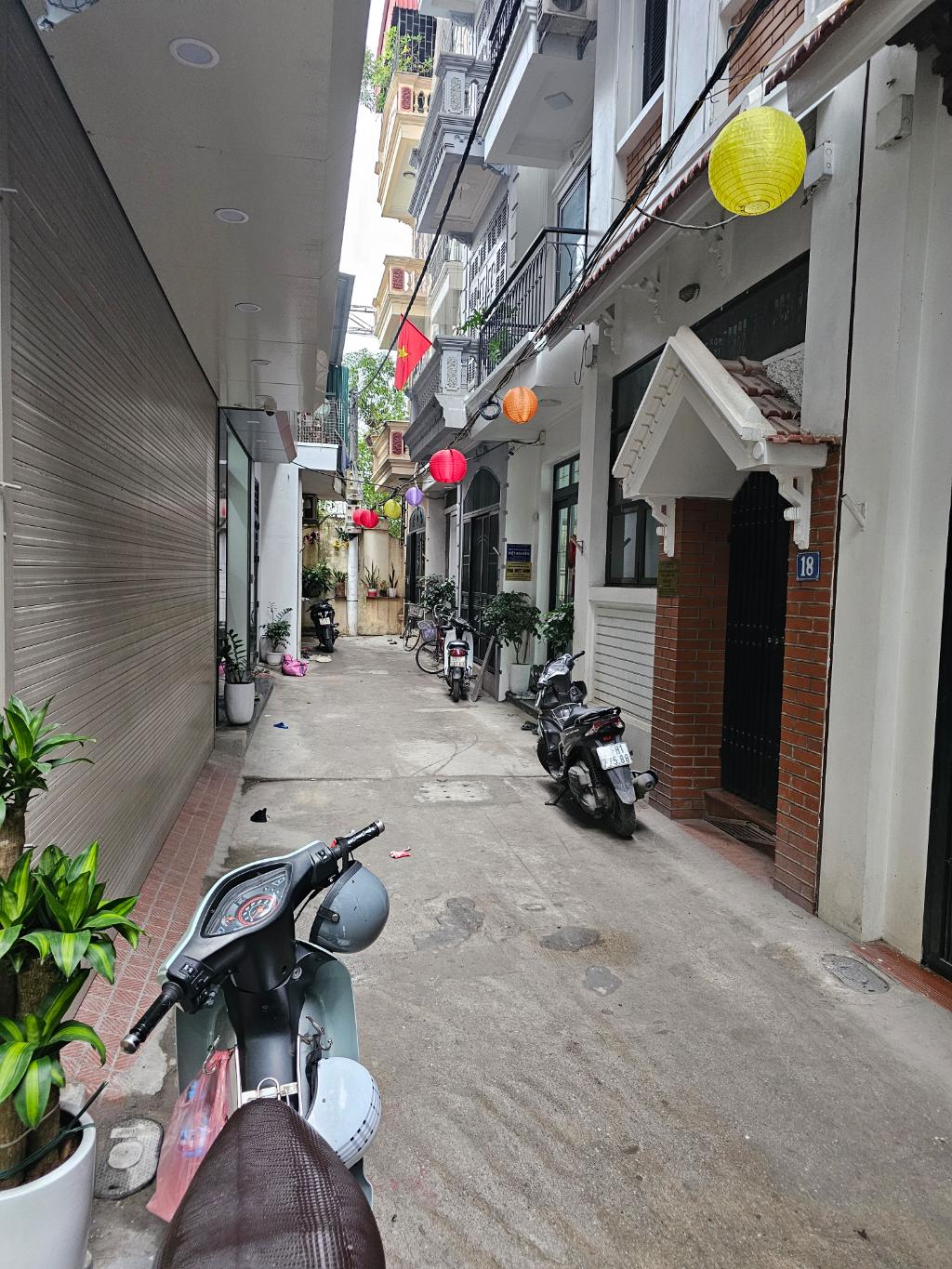 Nhà 5 tầng Thang máy xịn View hồ – phân lô cán bộ Tam Trinh Giá 12.8 tỷ MỘT KHOẢNG TRỜI RIÊNG BÊN HỒ