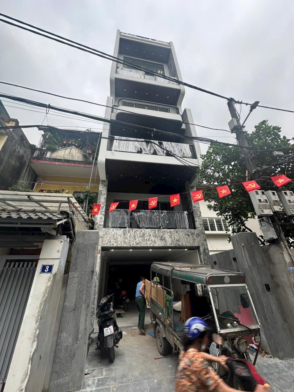 TUYỆT PHẨM NHÀ PHỐ NGUYỄN VĂN CỪ 101M2X7T MT 5M CHÀO 26.8 TỶ - GARA Ô TÔ 2-3 CHIẾC - FULL NỘI THẤT TIỀN TỶ