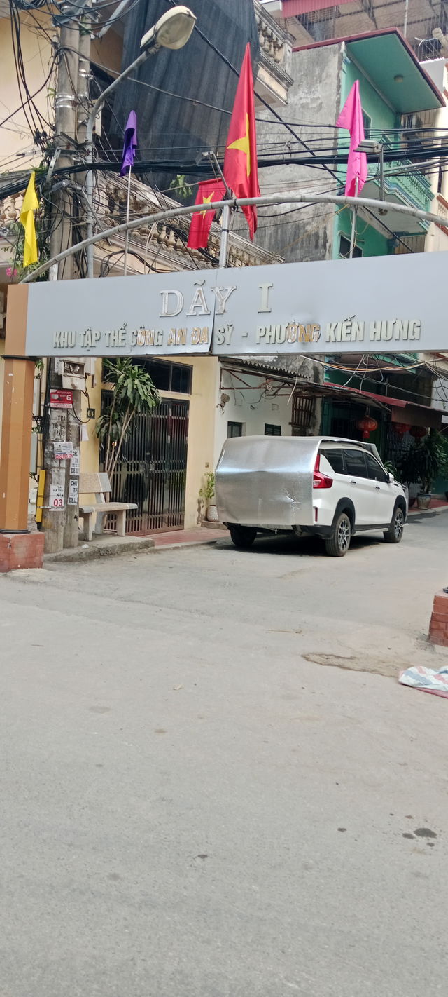 Khu tập thể công an đa sĩ,oto vào tận nhà, dân trí cao, an ninh tốt, hàng xóm thân thiện, xung quanh nhiều tiện ích.
