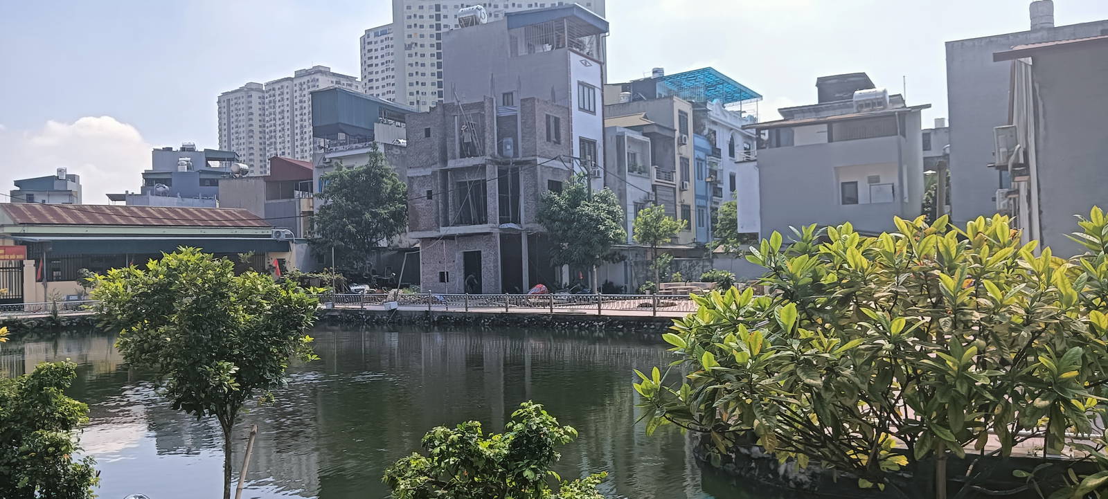 TRUNG TÂM QUẬN - VIEW HỒ SINH THÁI - NGÕ THÔNG KINH DOANH - Ô TÔ GẦN - LÔ GÓC.