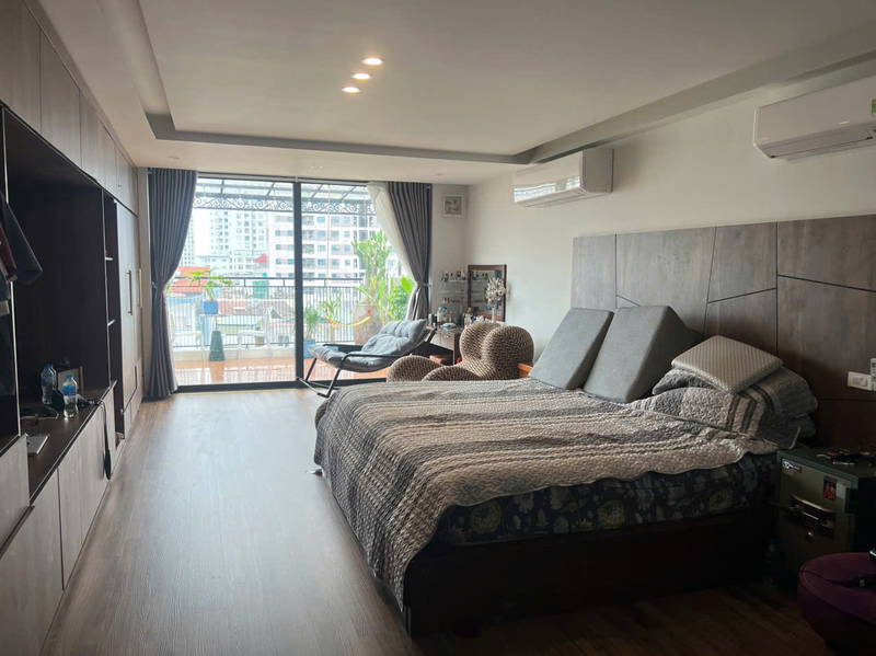 VÍP, HOA HẬU CHÂN DÀI - 8 TẦNG THANG MÁY - HOÀNG CẦU - OTO TRÁNH - VỈA HÈ , KINH DOANH
