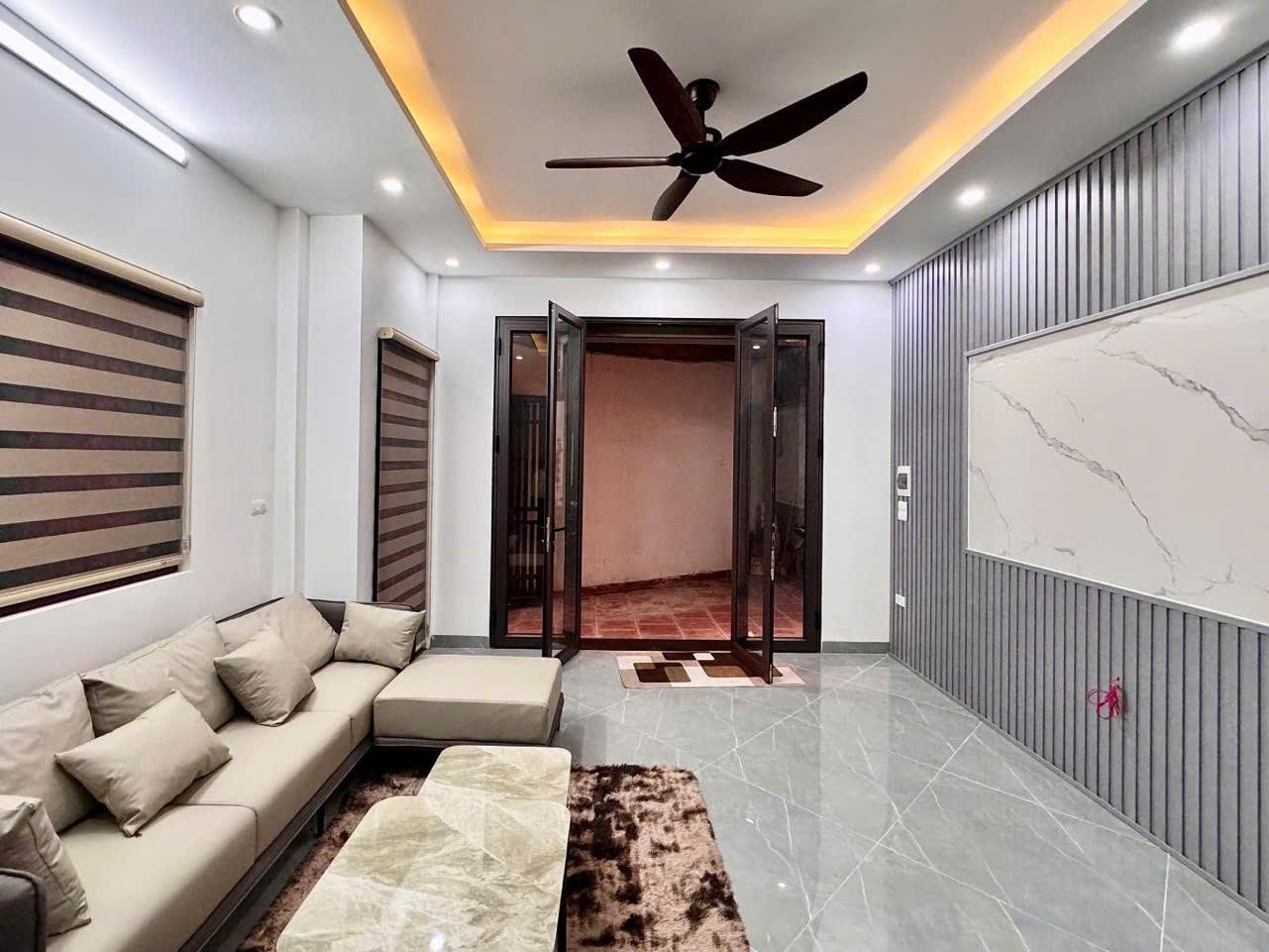 Nhà tại phố Minh Khai trang bị full nội thất, thoáng mát, thiết kế đẳng cấp, khách mua chỉ cần mang quần áo về ở