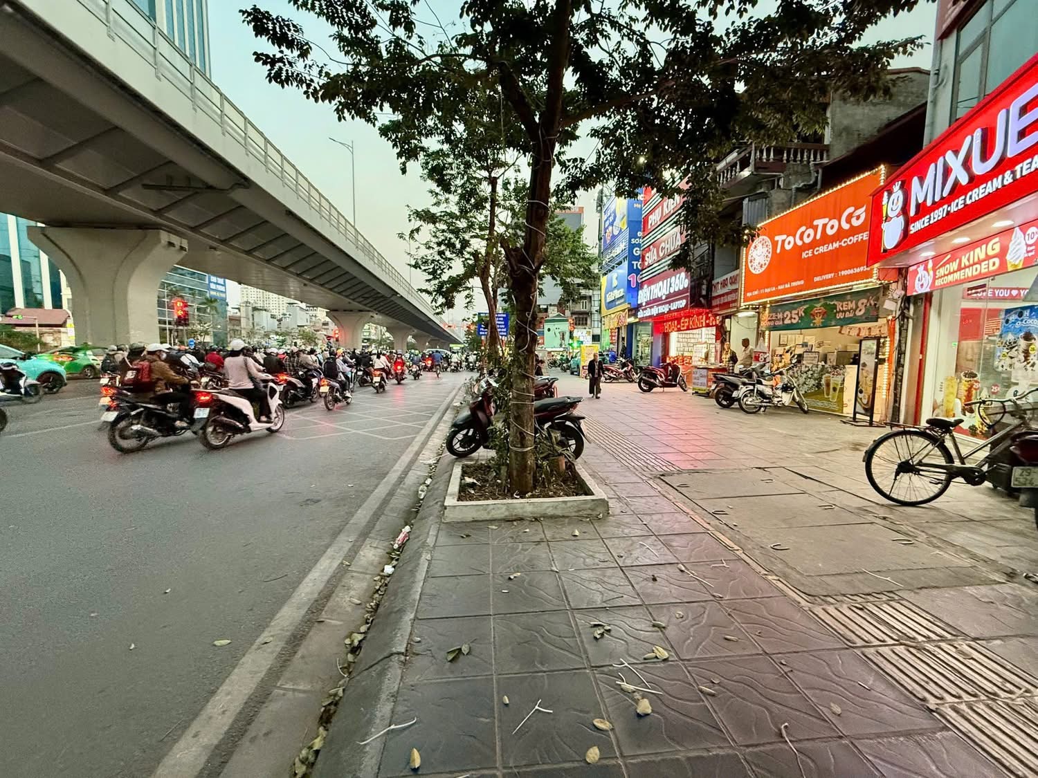 BÁN NHÀ MẶT PHỐ ĐẠI LA, QUẬN HAI BÀ TRƯNG. DT 76m, MT GẦN 5m. VỈA HÈ RỘNG…