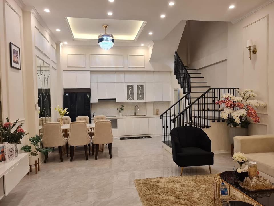NHÀ ĐẸP CHỦ ĐỂ LẠI FULL NỘI THẤT CAO CẤP- VÀI BƯỚC CHÂN RA MẶT PHỐ