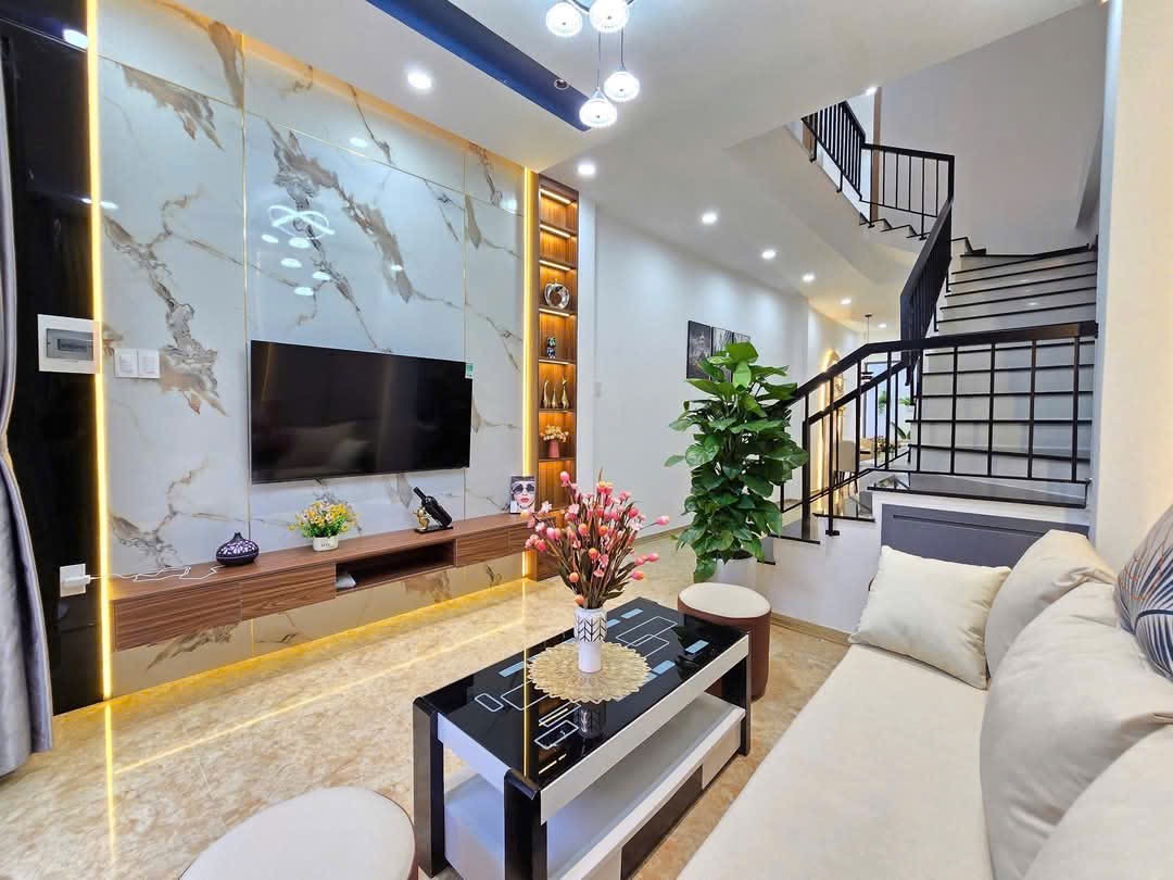Nhà 3 tầng, 3 mê kiệt 561 Hoàng Diệu. Kiệt 3 m đối diện Chợ Mới, cách đường 60m