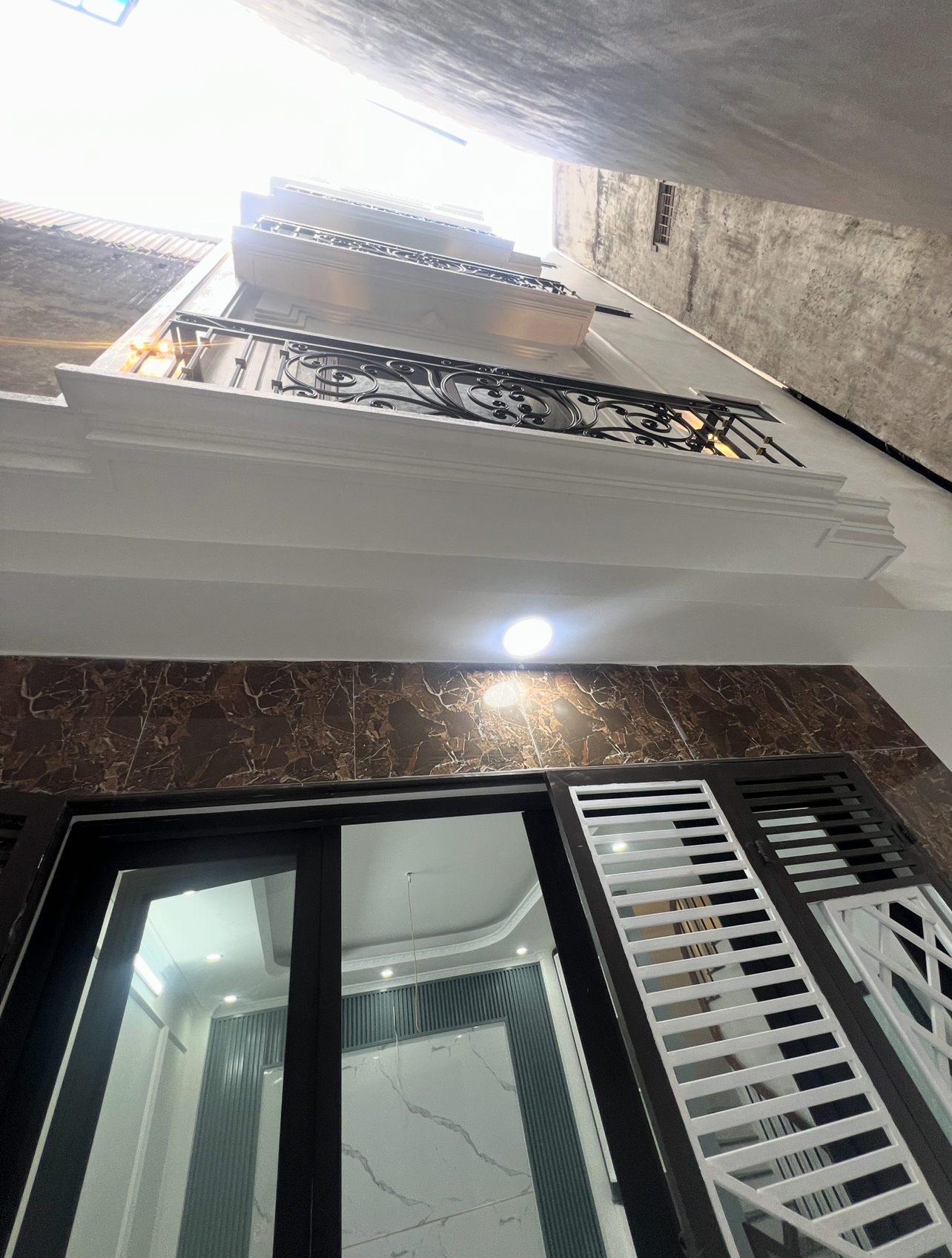 NHÀ ĐẸP SIÊU HIẾM PHỐ TÔN ĐỨC THẮNG- ĐỐNG ĐA (31M-5Tầng)-GẦN PHỐ-GẦN HỒ-NHÀ ĐẸP Ở NGAY