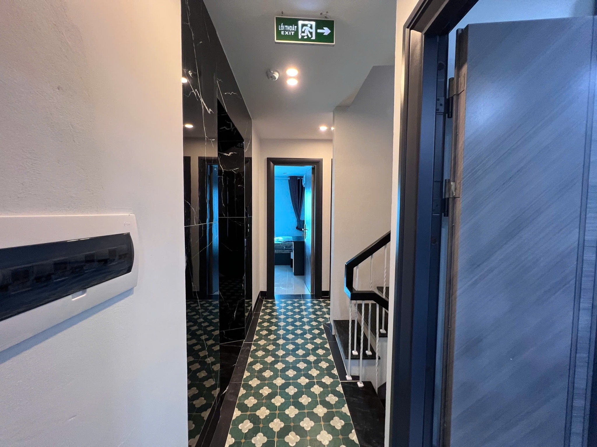 Bán nhà phố Lạc Long Quân 70m2, 7 tầng, mặt tiền 5.9m dòng tiền 110tr/tháng giá 18.9 tỷ