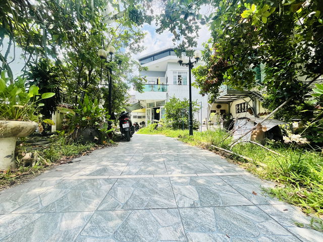 Bán vila sân vườn đẹp. 2 tầng Cách mặt Tiền quốc lộ 13 cũ 15M Hẻm Thẳng Xe Hơi Sổ Vuông 293m2 Gía 14.5 Tỷ Thương Lượng