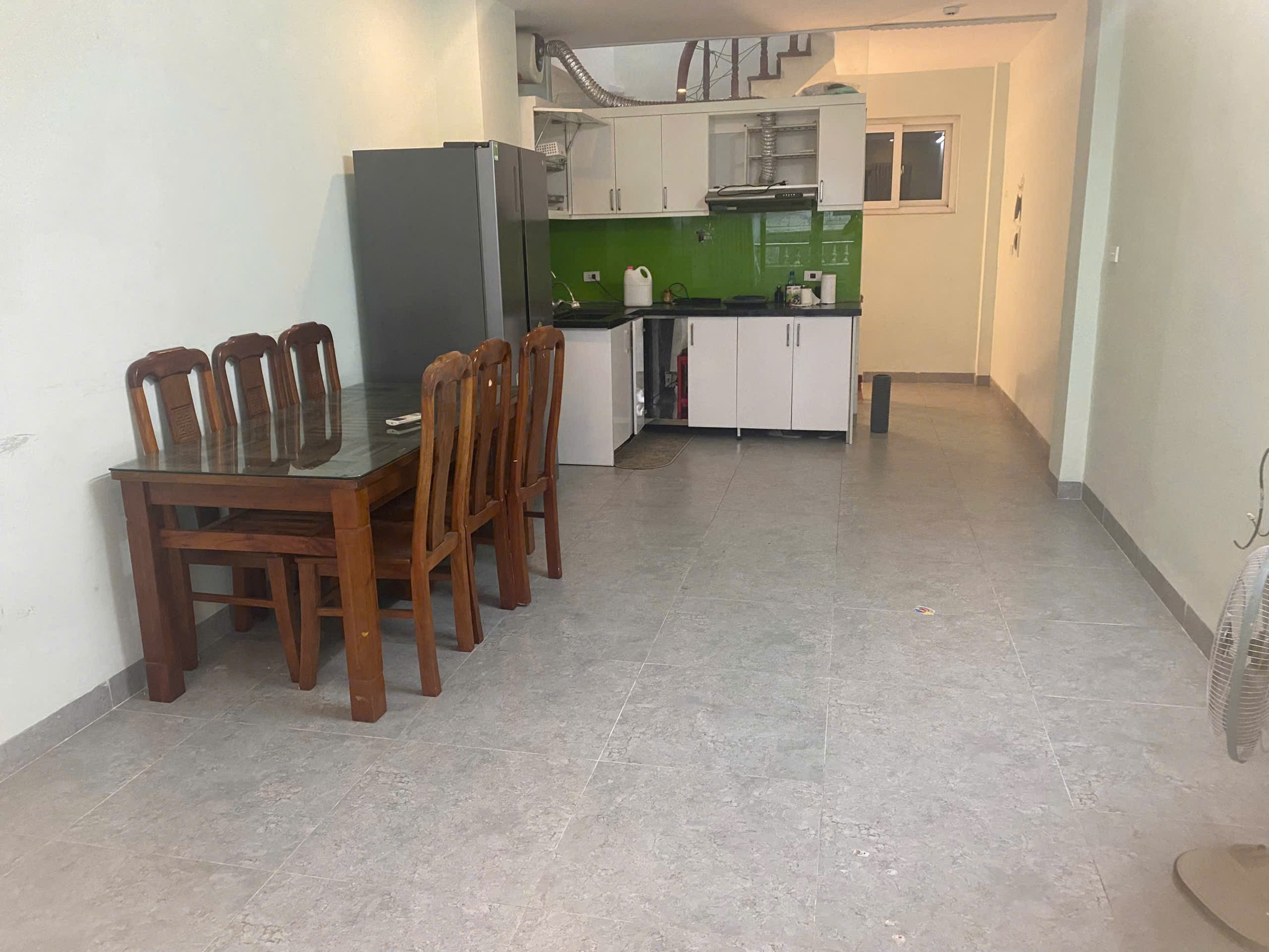 Cho thuê nhà nguyên căn ngõ 24 Kim Đồng, 6 tầng x 35m2, 3 ngủ, 15.5 tr, ô tô lùi cửa