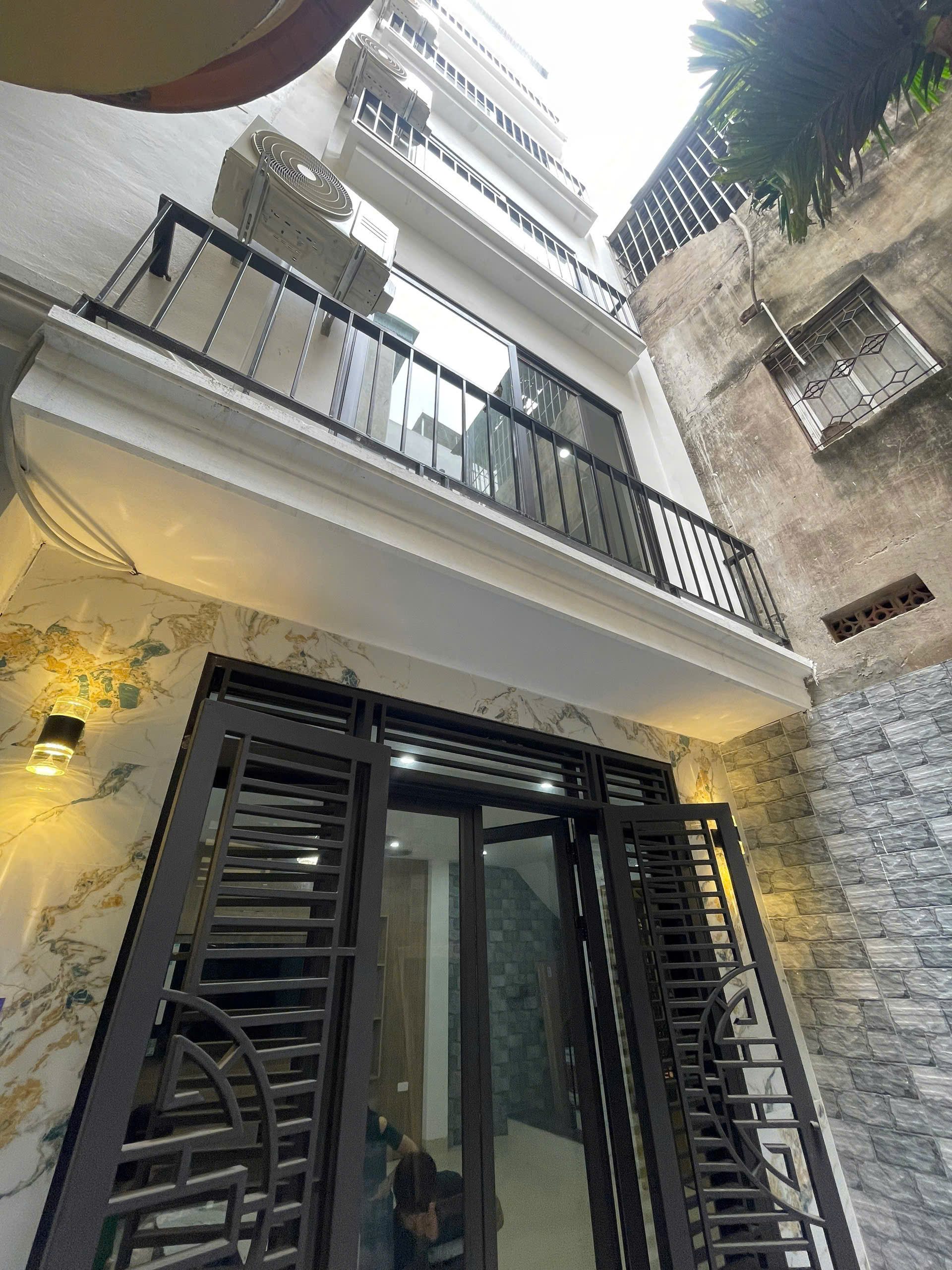 Cho thuê nhà nguyên căn mới, Thang Máy 98 Vũ Trọng Phụng 6 tầng x 40m2, 4PN kk, 20.5 triệu