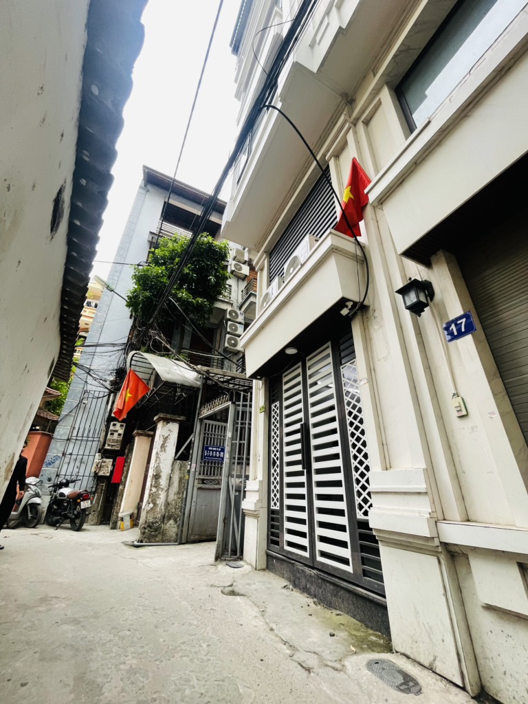 Nhà lô góc, phòng nào cũng có ánh sáng tự nhiên. Nhà còn mới, đã full phòng, khách vào chỉ việc vận hành.