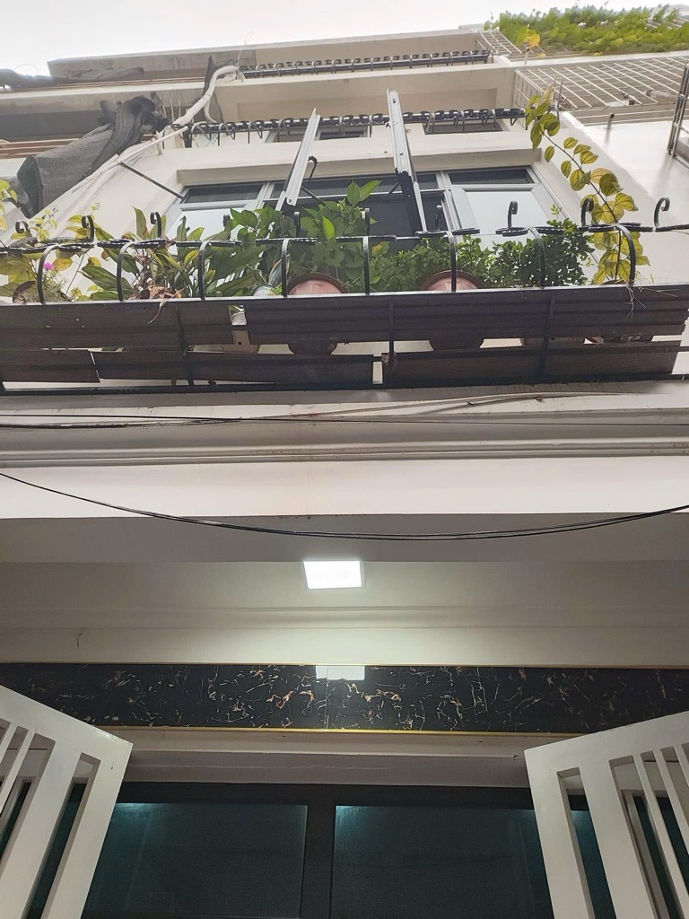 Vị trí: nhà phố Mễ Trì Hạ, ngõ rộng ba gác tránh xe máy, vài chục mét ra chợ, trường học Mễ Trì các Cấp, trường liên