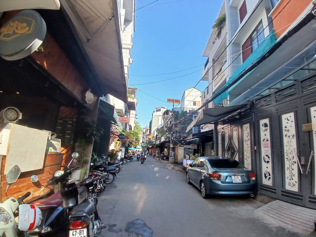 Bán nhà hẻm xe hơi, đường Lê Quang Định, P7, Quận Bình Thạnh, 72m2, 4 tầng, sổ vuông chủ gấp bán giá 11ty TL