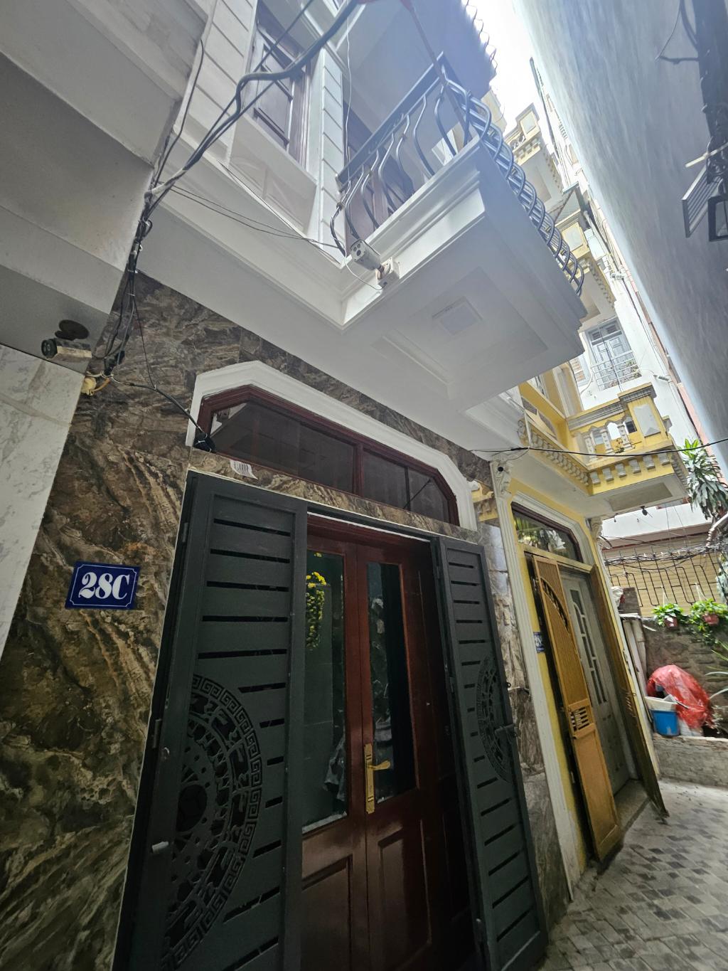 NHÀ ĐẸP TẶNG FULL NỘI THẤT - DÂN XÂY - GẦN PHỐ - THOÁNG TRƯỚC SAU