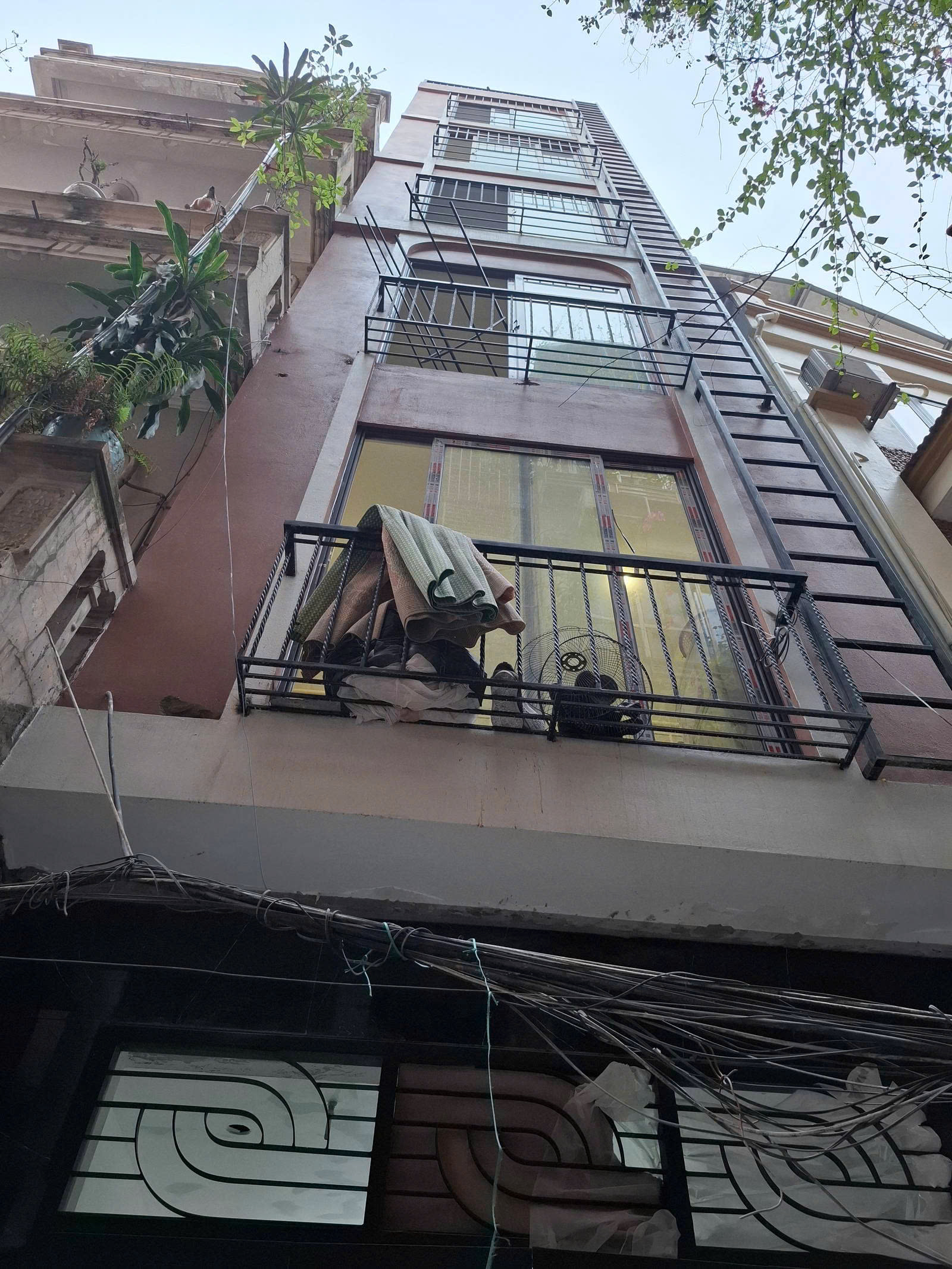 HÀNG HIẾM CẦU GIẤY - TOÀ CCMN XÂY MỚI - SÁU TẦNG THANG MÁY - CÁCH PHỐ 30M - 15 PHÒNG FULL ĐỒ ĐẸP
