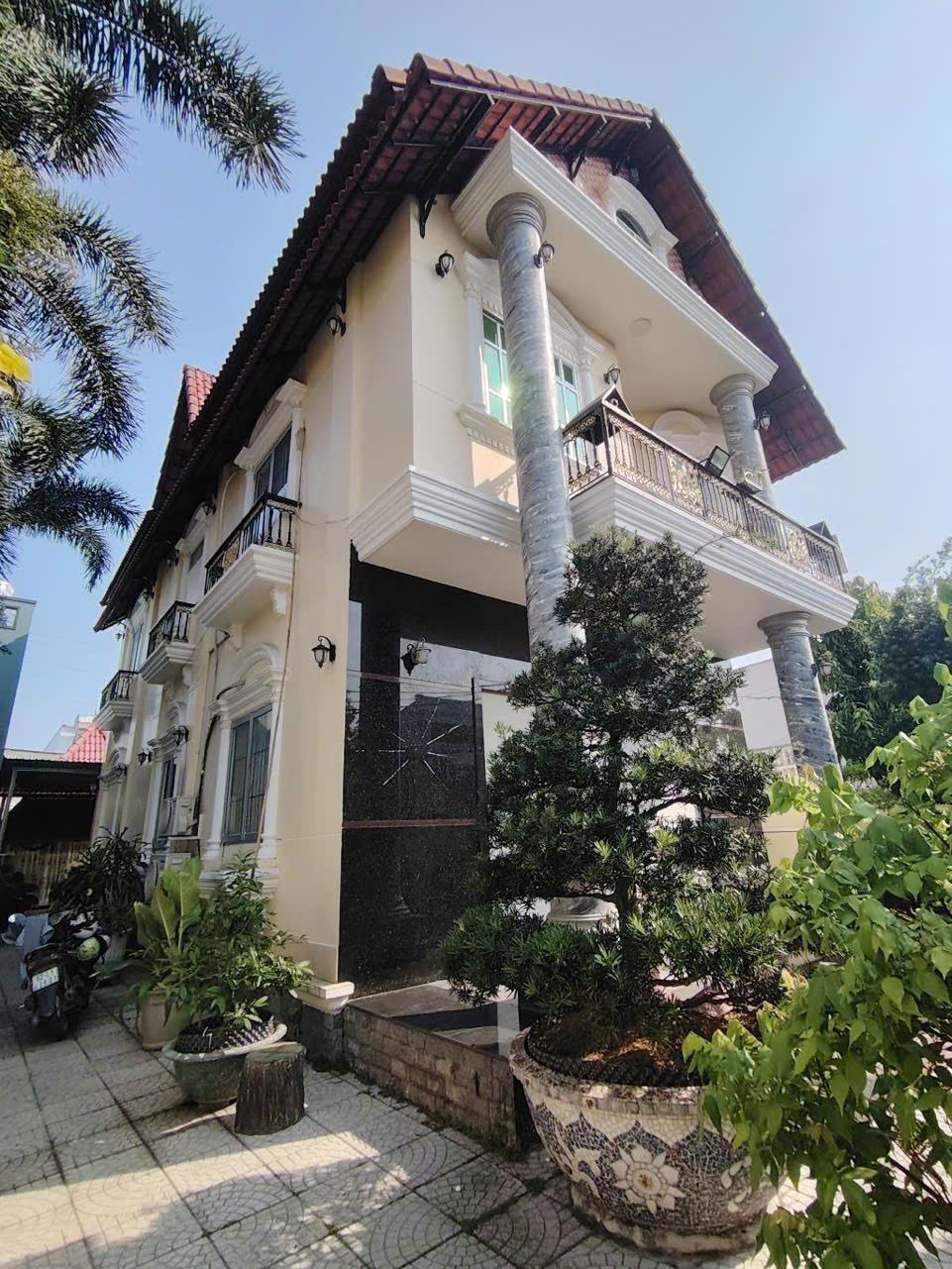 BIỆT THỰ VƯỜN ĐẸP 3 TẦNG 12 TỶ – NGUYỄN BÌNH TT NHÀ BÈ – XE HƠI VÀO TẬN NHÀ