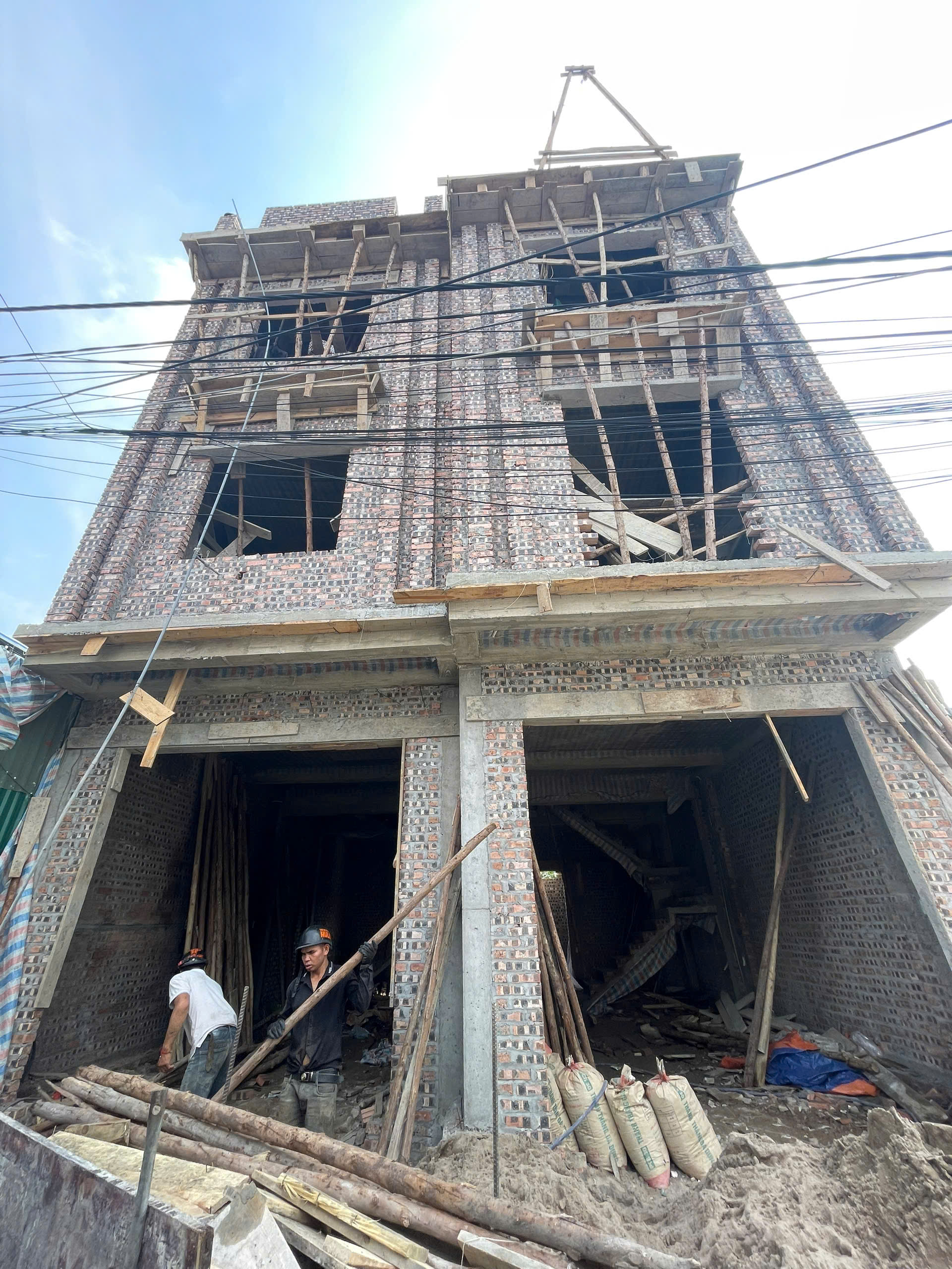 Nhà đẹp ô tô nhỏ đỗ cửa tại PHủ Thượng Đoạn Đông Hải. lh 0789375179