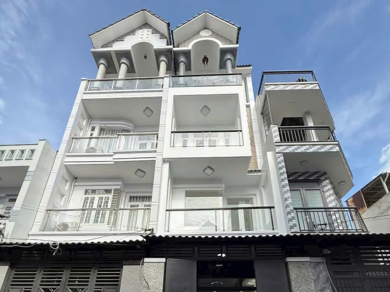 Bán gấp! Nhà 95m², 5 tầng, Hẻm xe hơi thông, Ở ngay trung tâm Tân Bình, sát sân bay !