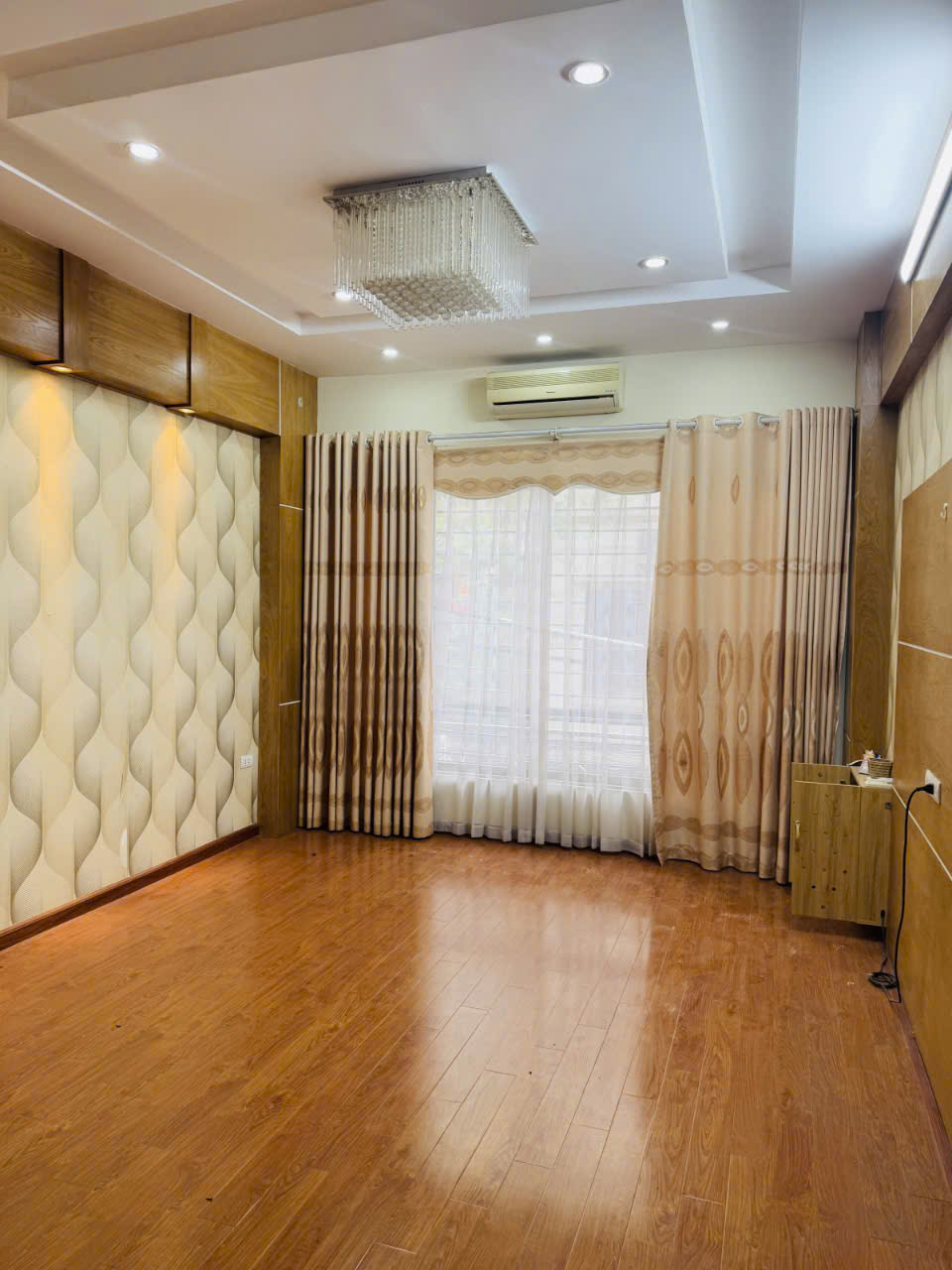 Bán nhà Trần Quốc Hoàn 45,m 6T, MT3,7m , giá 18.5 tỷ Cầu Giấy