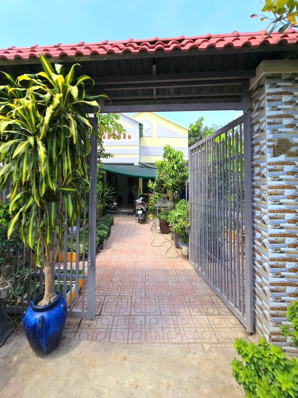 Kinh Khủng Khiếp, Nhà Dt 200m2, ngang 6, Mặt Tiền, Quận 9, Giá chỉ 2.95ty