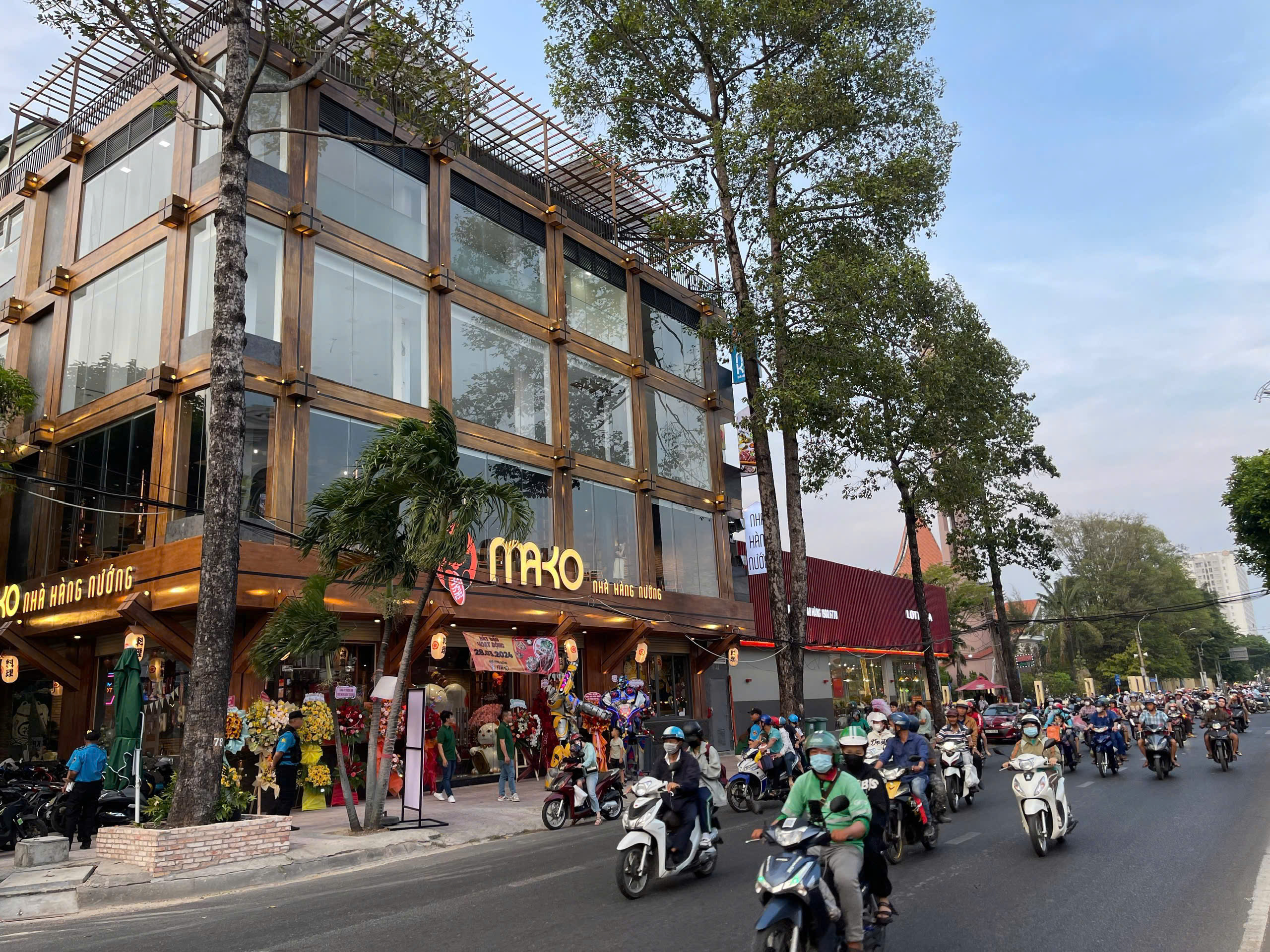 Q. Bình Tân Khu Tên Lửa ! MẶT BẰNG ĐẸP LẮM ! CHO THUÊ TẦNG 2 và TẦNG CROOFTOP , DT : 300 m2 ( mỗi tầng ) Tel :