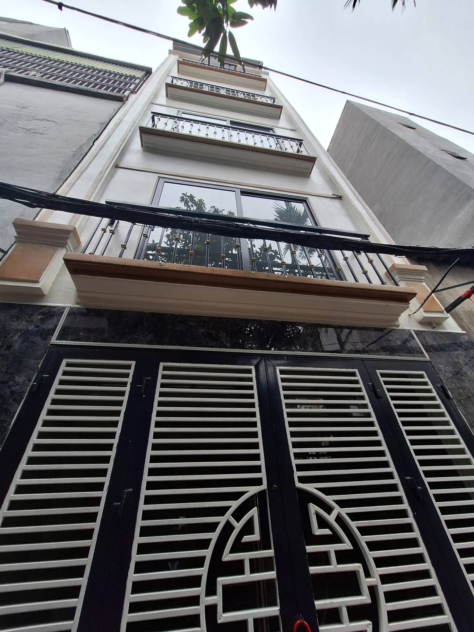 Bán Nhà Lĩnh Nam 33m2. 6 tầng. mặt tiền 4.1m. giá 7.4 tỷ Hoàng Mai Hà Nội