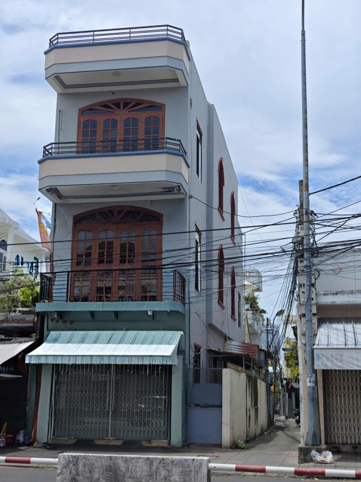 Cho Thuê Nhà Nguyên Căn 3 Tầng Lê Hồng Phong gần siêu thị Coopmart ( căn góc Kinh Doanh ) Giá thuê : 20 triệu/tháng -