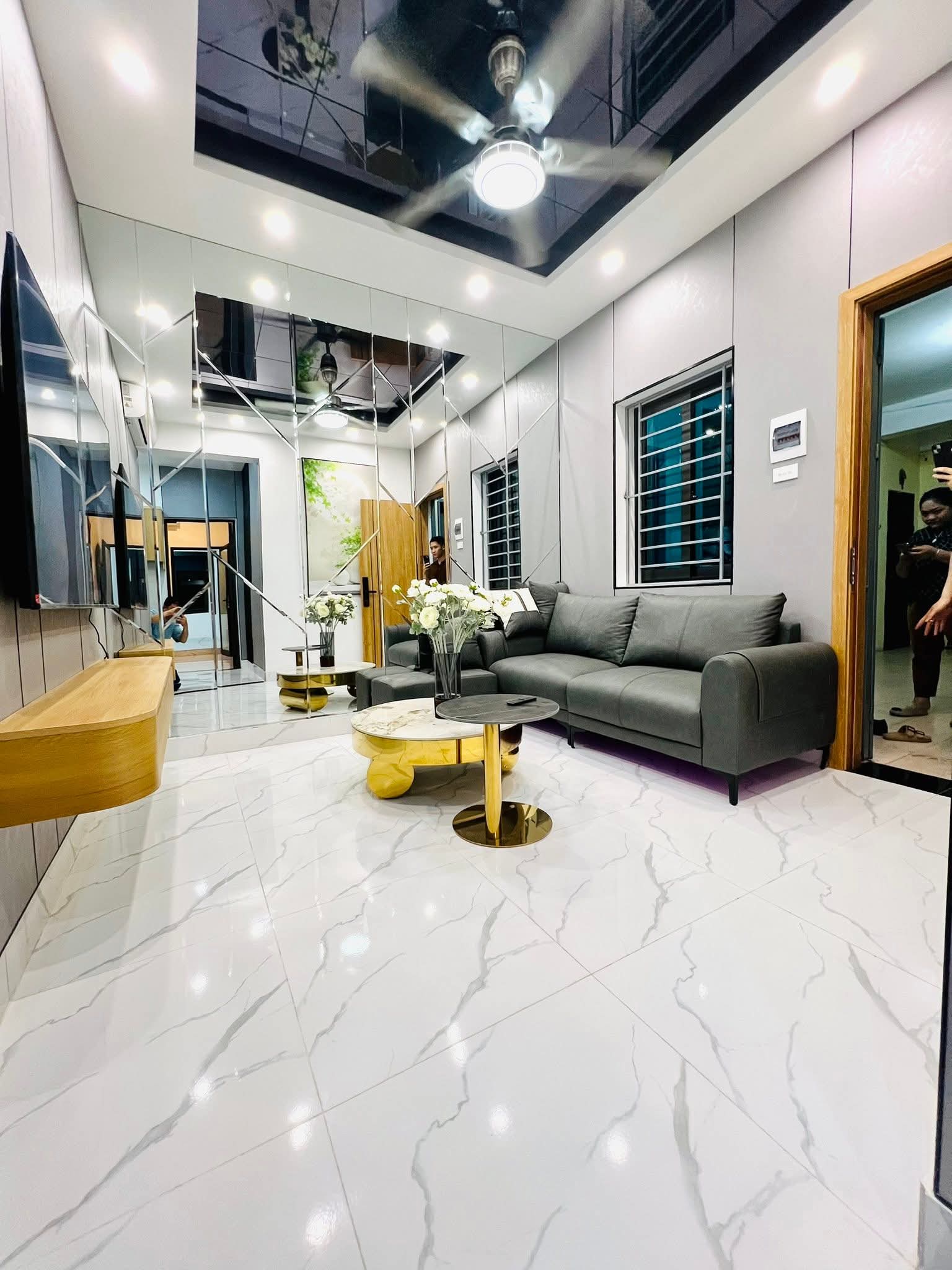 CHỦ NGỘP BANKS Bán RẤT GẤP CC Mễ Trì Lô Góc 119m² 3PN 2WC 2BC Full NT VIP chào 5,7tỷ Vẫn còn thương lượng nhiều khách thiện chí . Hotline: 0915 121 888.