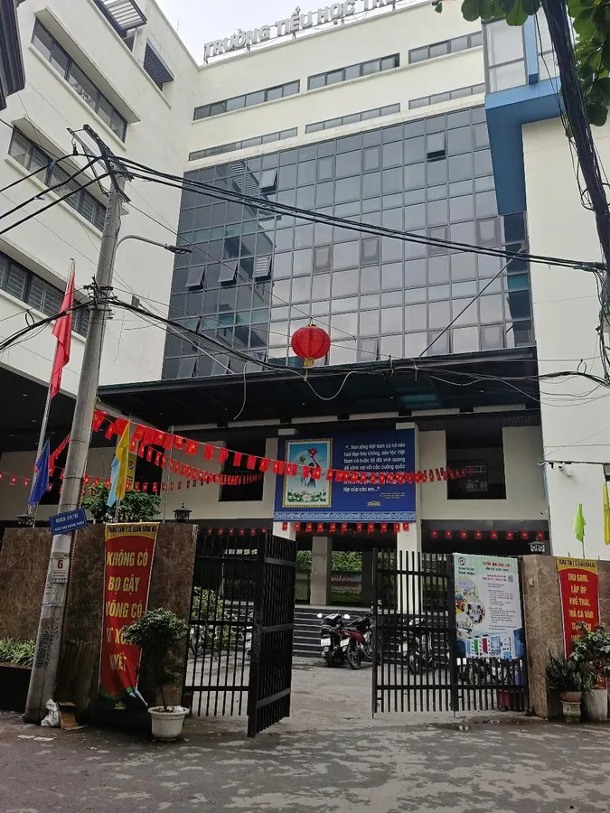 BÁN ĐẤT TẶNG NHÀ HỘ KHẨU ĐỐNG ĐA- GIÁ ĐẦU TƯ- SỔ HOA HẬU- NGÕ NÔNG BA GÁC- CHỦ MỚI VỀ XÂY 5 TẦNG THÌ HẾT NẤC.
